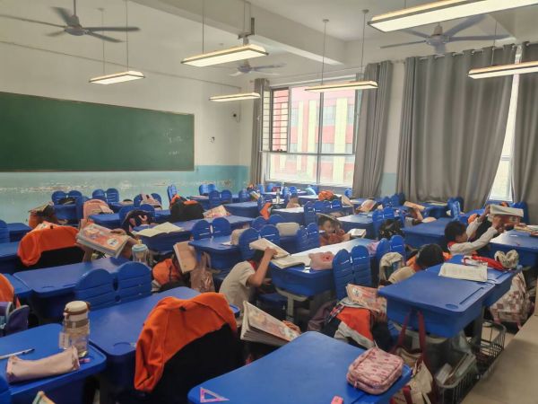 同学们在老师指引下在教室避震照片.jpg