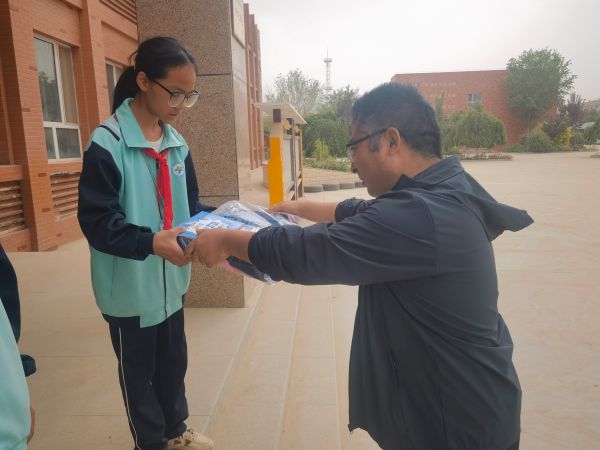 校长为孩子们发放微心愿物品照片.jpg