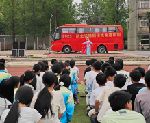 学生上台学“经典”，优秀文化代代传