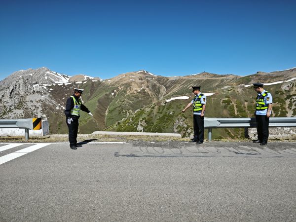 图片2：察布查尔执法大队联合公路养护部门、交警部门对S237线伊昭公路进行通车前道路安全隐患排查。.jpg
