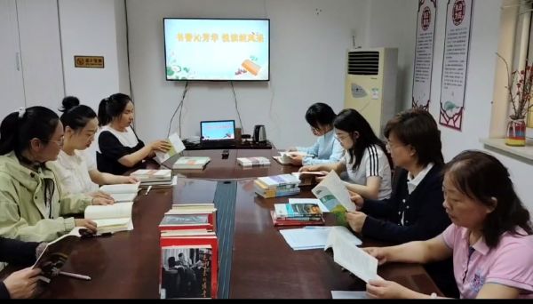 05211747830304460430.jpg 天筑集团恒业公司开展“书香沁芳华 悦读绽风采”读书分享交流活动.jpg