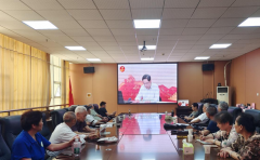 瑞昌市文广旅局退休干部党支部 组织老干部收看第28场全国离退休干部 网上专题报告会。