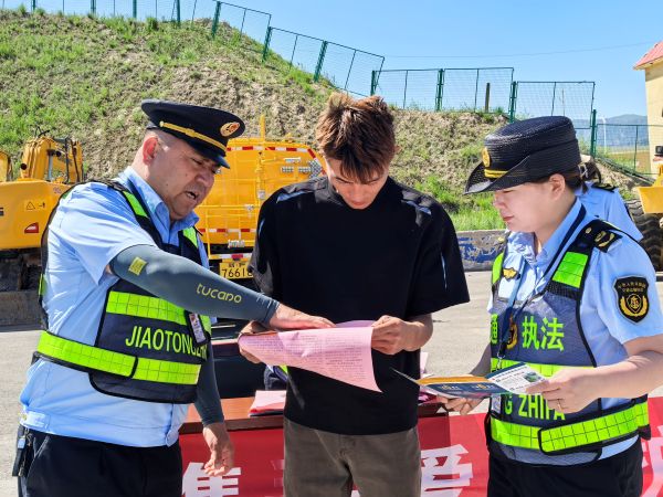 05221747915464522590.jpg 图1:执法人员向过往司乘人员发放宣传资料.jpg