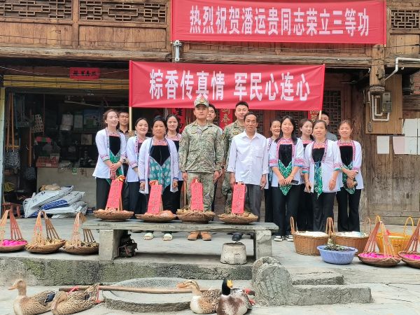 05231748001835935684.jpg 图为 慰问合影(鲁畅 摄).jpg