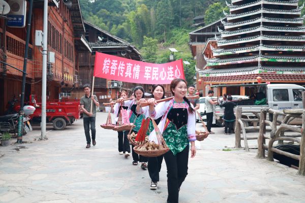 05231748001840738370.jpg 图为 走访慰问(王园红 摄).JPG