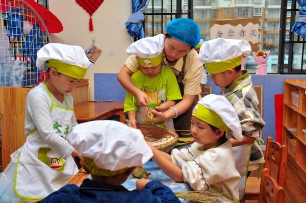 2025年5月27日，在贵州省从江县大地幼儿园，小朋友在家长和老师的指导下体验包粽子。 (7).jpg