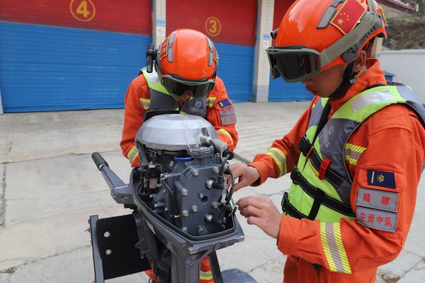 05281748433166232736.jpg 图为消防员检修装备机具.JPG