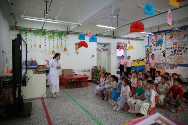 05301748593022663218.jpg 口腔科医生葛丹丹向小朋友们讲解牙齿结构、正确刷牙的方法,帮助幼儿养成良好的口腔卫生习惯。 黄叶叶 摄.JPG