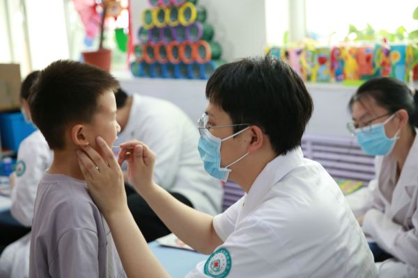 05301748593029496879.jpg 口腔科医生为小朋友们开展了口腔健康筛查和局部涂氟治疗。 黄叶叶 摄.JPG