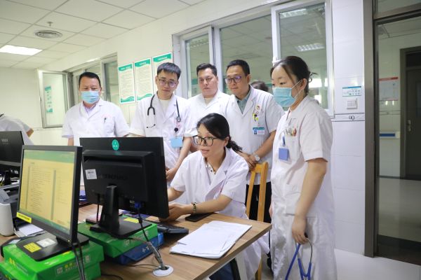 05301748593535387129.jpg 图为援疆专家徐航娣(右二)开展疑难病例讨论。胡珺 摄.JPG