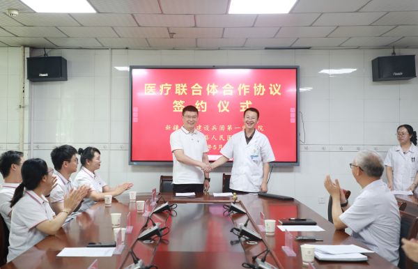 05301748593542287926.jpg 图为第一师医院与拜城县人民医院再次续签了“紧密型医疗联合体合作协议书”。胡珺 摄.JPG