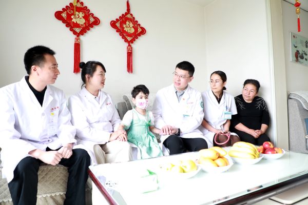 第一师医院援疆医疗队马涛（右三）、胡坚（左一），专程来到阿克苏地区拜城县看望小患儿伊伊。胡珺 摄.jpg