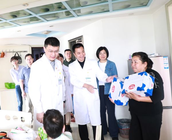 第一师医院援疆医疗队马涛（前排左一）、胡坚（前排中），专程来到阿克苏地区拜城县看望小患儿伊伊。胡珺 摄.jpg