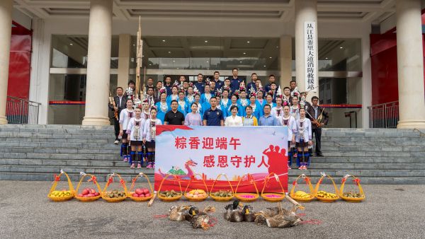 图为  慰问消防救援大队合影（吴胜华  摄）.jpg