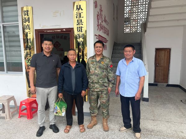 图为 贯洞镇走访慰问退役军人(成元洋 摄）.jpg