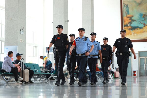 客运执勤民警联合特警在候车室进行安全巡视。——摄影杜星宇.jpg
