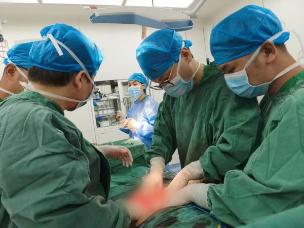 为患者进行手术.jpg