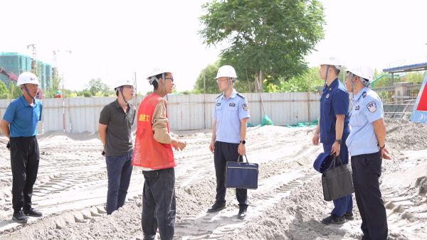 民警走访考点周边工地，要求停工护考.jpg