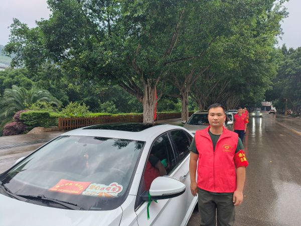 图为  “永戎”退役军人志愿服务队护航车队（鲁畅  摄）.jpg