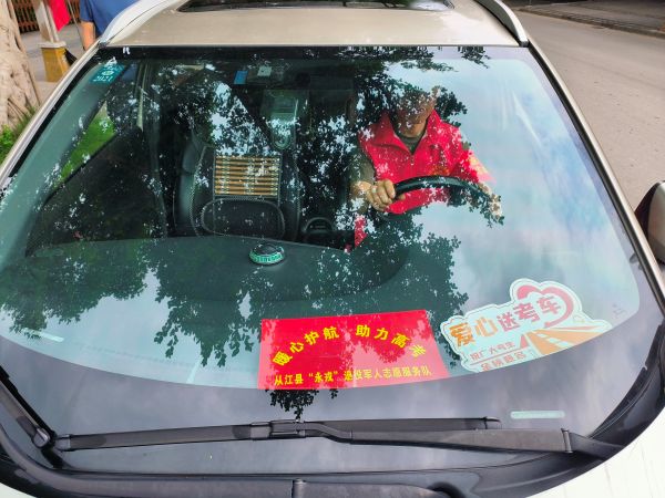 图为 “永戎”退役军人志愿服务队护航车辆（鲁畅 摄）.jpg