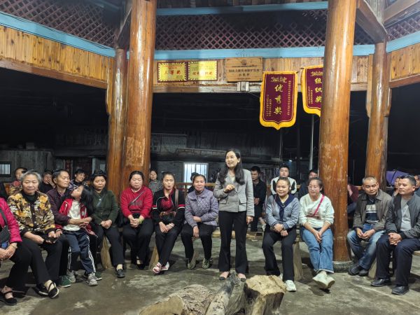 06111749641254125980.jpg 申泰云到坪寨村调研并与群众一起聊家常、话发展。.jpg