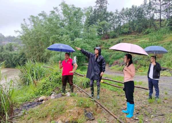 06111749641263149213.jpg 申泰云到西山镇卡翁村调研.jpg