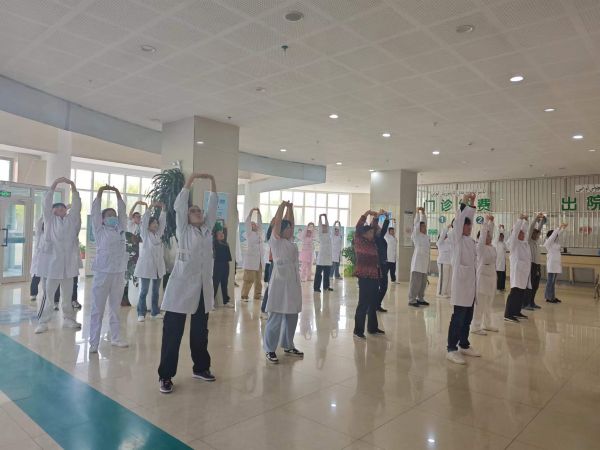 图为十二团医院医护人员和患者开展中医药“文化+健康”八段锦练习。.jpg