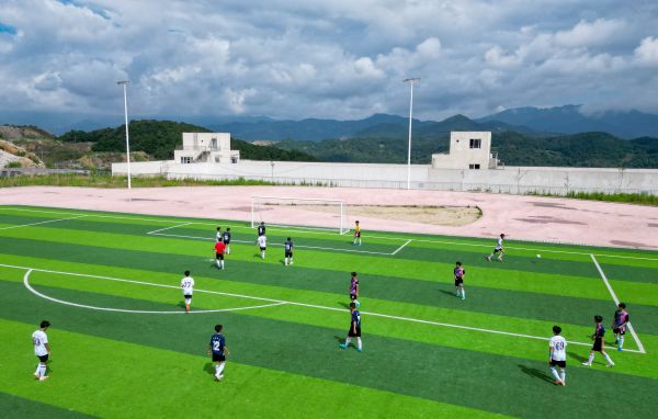 2025年6月14日，学生在贵州省从江县职业技术学校参加县级校园足球三级联赛（无人机照片）。 (2).jpg