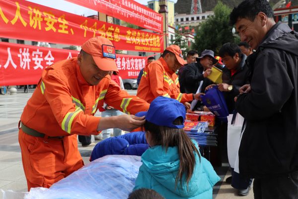 消防员发放宣传物品.JPG