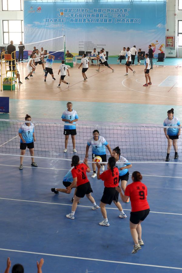 6月16日，男，女排球赛场气氛火热 。当日。“新疆是个好地方－新疆户外运动大赛”2025年石榴籽杯新疆群众“三大球”暨大地流彩·新疆和美乡村排球联赛（阿克苏赛区）在乌什县工人文化宫火热开赛。外力·克依木 摄.JPG