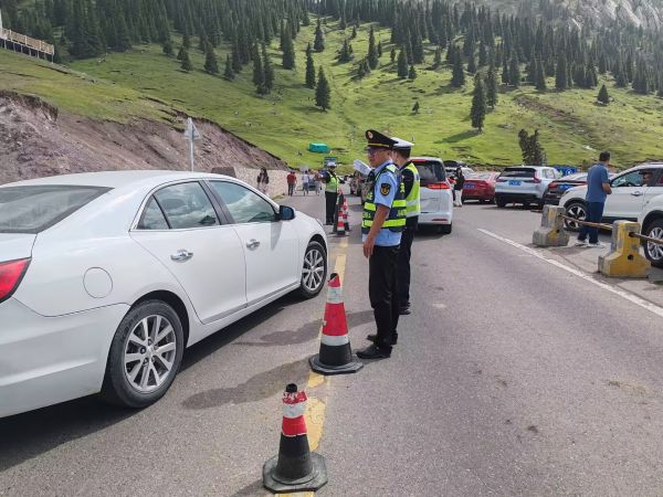 图片5 ：执法人员配合交警部门在伊昭公路白石峰路段疏导交通。.jpg