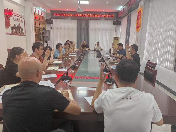 图为 举手表决现场（罗建民 摄）.jpg