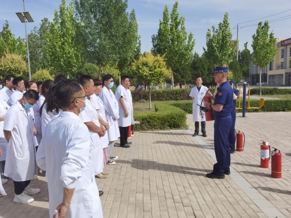 06231750682983738879.jpg 图为十二团医院开展“消除隐患演练行动”后,消防员为医护人员讲解灭火器的应用。.jpg