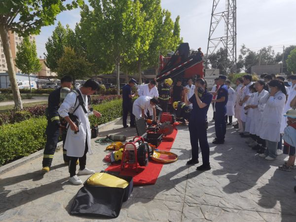 06231750682992393164.jpg 图十二团医院医护人员进行沉浸式体验消防装备。.jpg