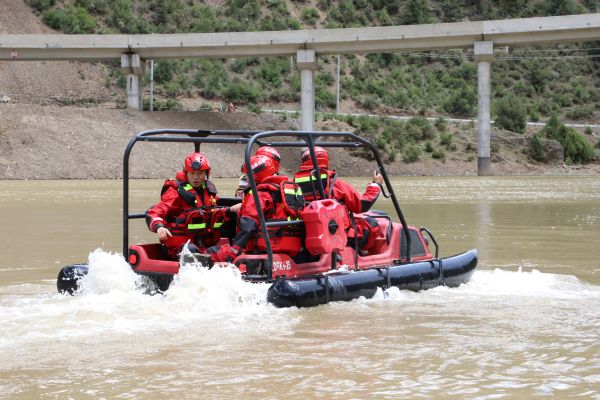 06241750764666238049.jpg 图为消防员操作新配发全地形车.JPG