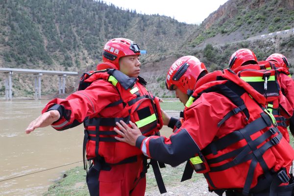 06241750764672718440.jpg 图为消防员相互进行入水前安全检查.JPG
