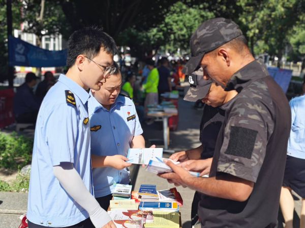 图二 向群众发放安全常识和防范电信照片宣传单.jpg