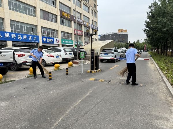 图一 支队党员干部清理公共区域卫生.jpg