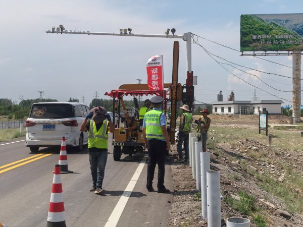 图片2：对辖区施工路段进行安全检查.jpg