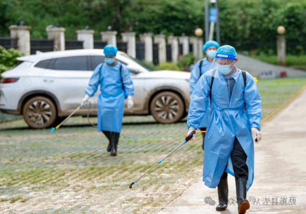 知联会防疫人员进行消杀工作.png