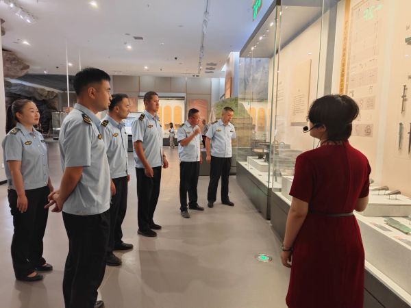 图片1.察布查尔执法大队党员干部参观伊犁州博物馆展.jpg