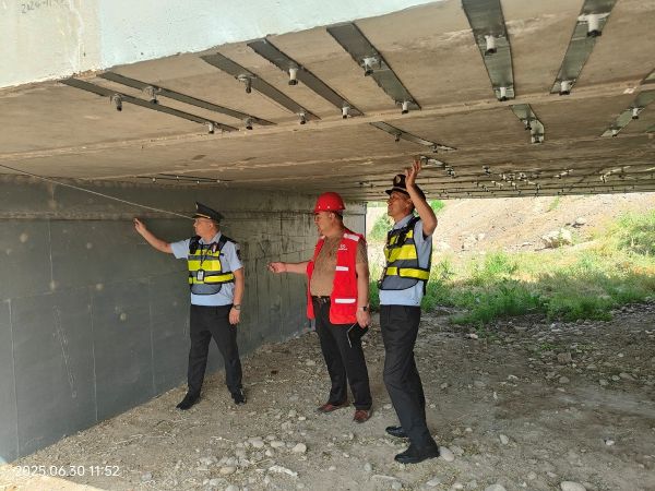 2025年6月30日，在S307线对辖区桥梁进行安全检查.jpg