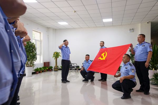 图为沙雅县公安局网络安全保卫大队党支部开展重温入党誓词活动 黄雯璐摄.jpg