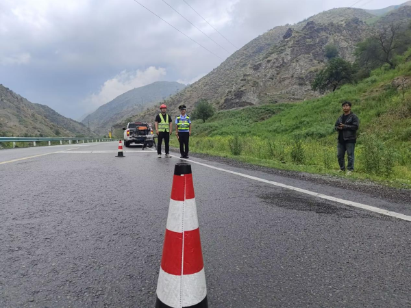 07021751452365912174.png 图一:某公司在实施无人机基站项目时,未按规范摆放安全设施.png