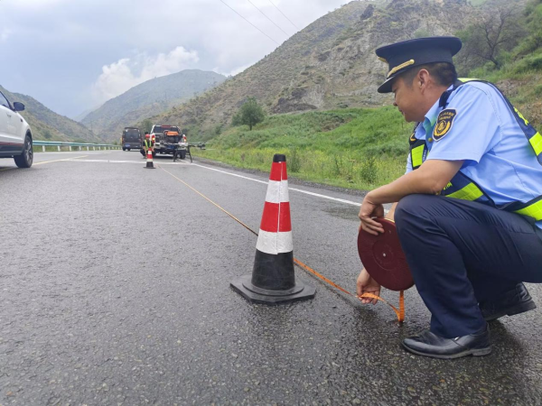 07021751452385727785.png 图二:新源执法大队执法人员与当事人现场勘验.png