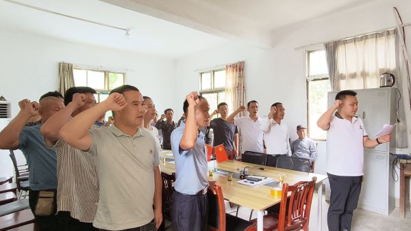 图为 重温入党誓词现场（鲁畅 摄）.jpg