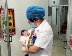 从午夜呼救到新生命啼哭：一师三团医院成功护航高龄产妇平安分娩