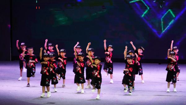 2025年7月4日，贵州省从江县大地幼儿园的小朋友在2025届毕业典礼上进行节目表演。 (12).JPG