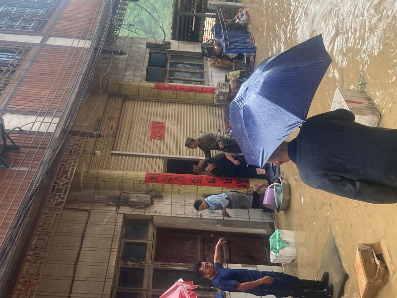 图为  石春远在紧急撤离群众现场(刘义华  摄).jpg