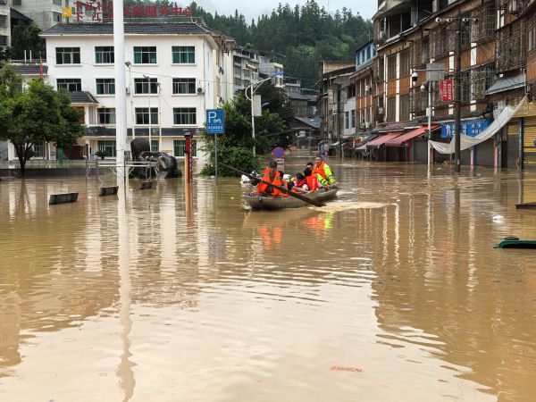 图为 石春远h划船紧急撤离群众现场(刘义华 摄).jpg